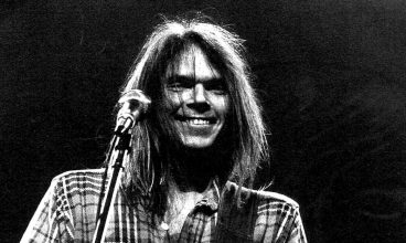 neil-young-late-1970s-michael-putland-hulton-1480x832-4132131347
